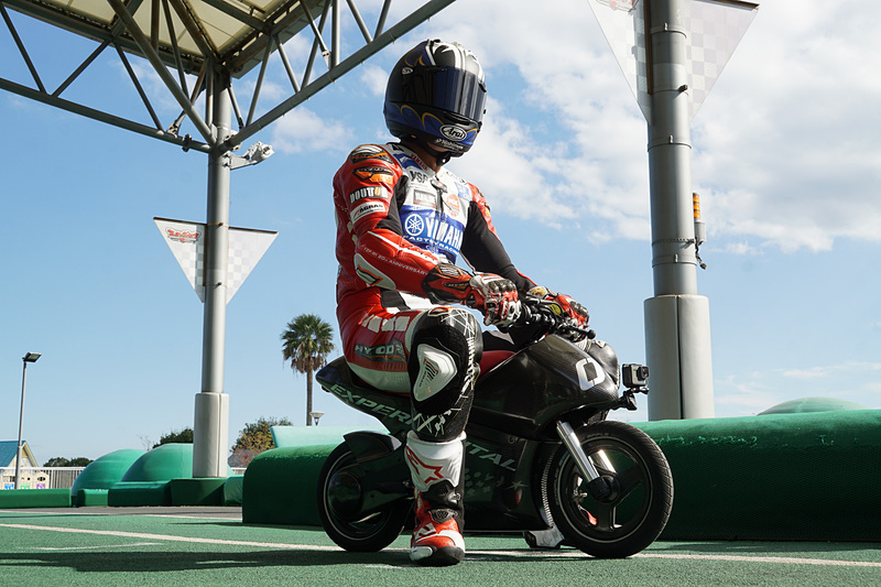 最初に中須賀選手が開発車両をテスト。大人でもきちんとまたがれる！