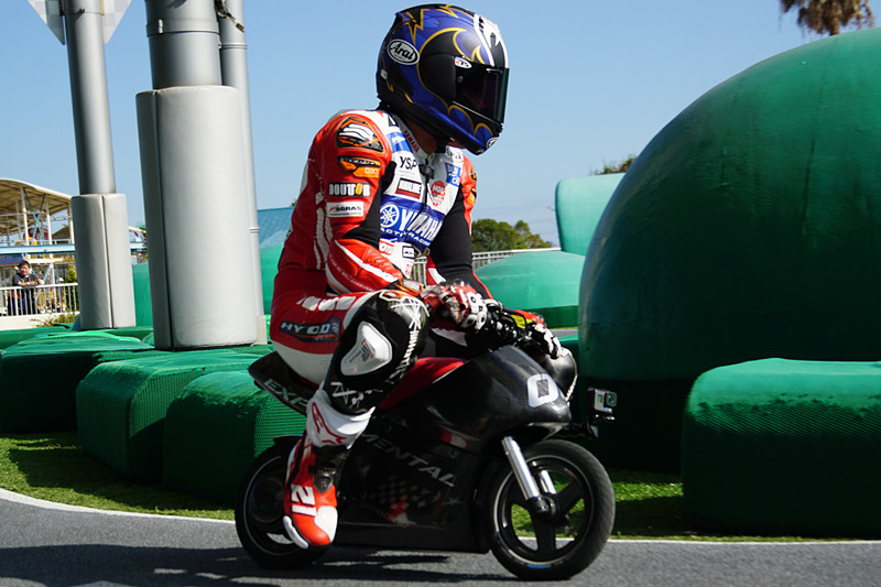 新バイクアトラクション「モトファイター」の開発車両をシェイクダウンする中須賀克行選手