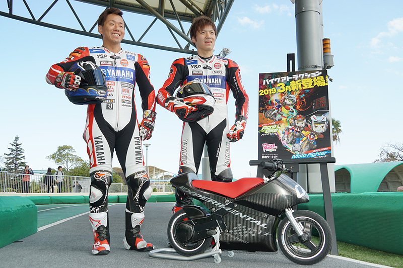 モトファイターの開発車両とYAMAHA FACTORY RACING TEAMの中須賀克行選手（左）、野左根航汰選手（右）