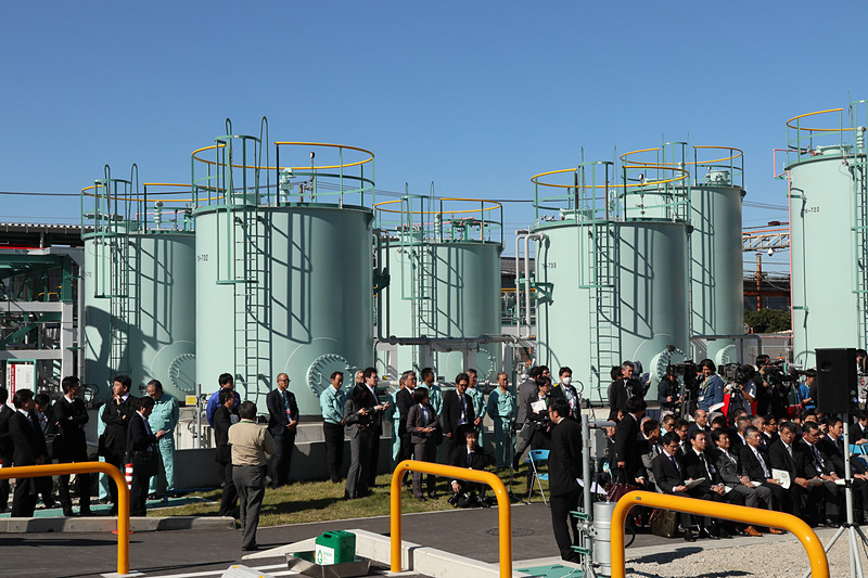 バイオジェット燃料、バイオディーゼル燃料などを出荷前に石油系燃料と混合して保管する貯蔵タンク