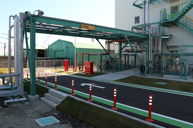 蒸気などはパイプを使って用役設備から他の施設に送られる