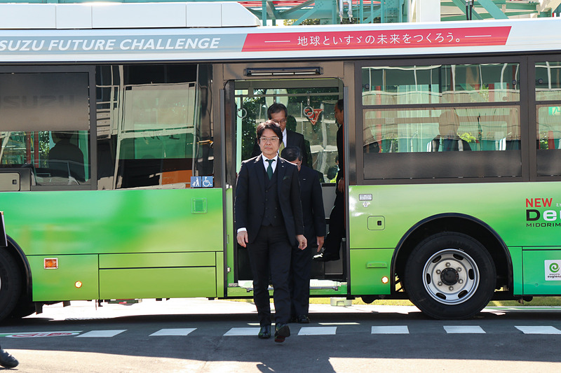 車体中央のドアが開き、登壇者の7人が壇上に向かう演出が行なわれた