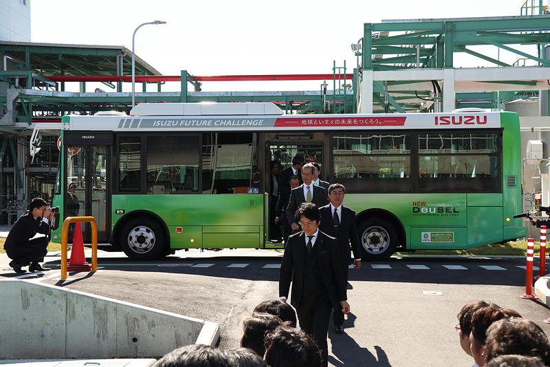 車体中央のドアが開き、登壇者の7人が壇上に向かう演出が行なわれた