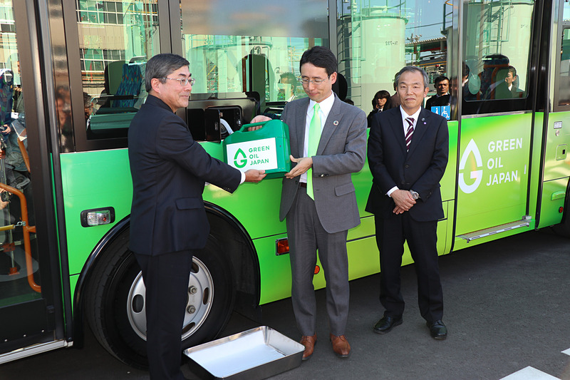 新型シャトルバスに次世代バイオディーゼル燃料を入れる給油セレモニーやテープカットセレモニーなども行なわれた