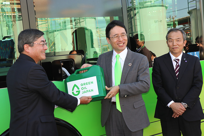 新型シャトルバスに次世代バイオディーゼル燃料を入れる給油セレモニーやテープカットセレモニーなども行なわれた