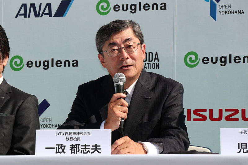いすゞ自動車株式会社 執行役員 一政都志夫氏は、2014年7月から進めている従来型バイオディーゼル燃料でのシャトルバス実証実験の走行距離が累計10万kmを超え、問題なく走行を続けていると紹介。2019年夏から実証実験を開始する次世代バイオディーゼル燃料のサンプルで行なったエンジン性能の確認では、軽油規格を満たし、エンジン出力や排出ガス性能でも「間違いなく軽油相当」と説明した