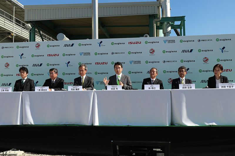 ユーグレナの出雲社長は、横浜市、千代田化工建設、伊藤忠エネクス、いすゞ自動車、ANAホールディングス、ひろしま自動車産学官連携推進会議と協力して進めているバイオ燃料についての取り組みを、「GREEN OIL JAPAN（グリーンオイルジャパン）」という新しい名称で宣言