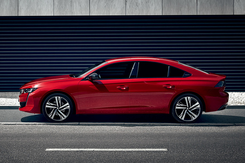 508 ファーストエディションは、最高出力130kW（177PS）/3750rpm、最大トルク400Nm/2000rpmを発生する直列4気筒 2.0リッターターボディーゼルエンジンを搭載し、トランスミッションに8速ATを組み合わせる最上級グレード「GT」がベース。ボディサイズは4750×1847×1404mm（全長×全幅×全高）で、ホイールベースは2793mm。荷室容量はVDA方式で487～1537L（数値はすべて欧州仕様値）