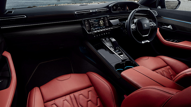 専用の「レッドナッパレザーシート」を装着