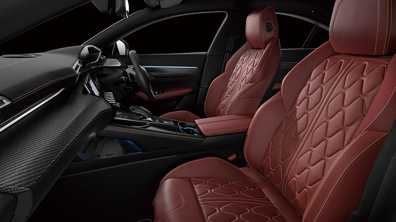 専用の「レッドナッパレザーシート」を装着