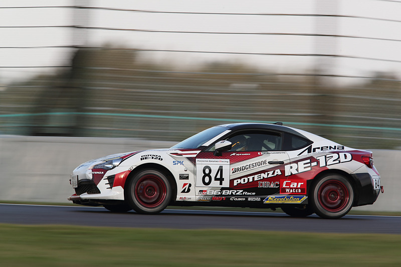 来シーズンの86/BRZ Raceは、3月から10月の間に8大会を予定（開幕戦は3月下旬の鈴鹿サーキット開催を予定）。1大会2レース（もしくは2ヒート）制となり、1大会のタイヤ使用は1セット（4本に制限）。クラブマンシリーズは、エキスパートクラスとオープンクラス（仮称）の2クラス制を導入。エキスパートに認定されたドライバーはオープンクラスに参加不可となる。エキスパートクラスはプロフェッショナルクラス同様、未使用タイヤを使用。オープンクラスは現状のクラブマンシリーズ同様に中古タイヤも使用可となる