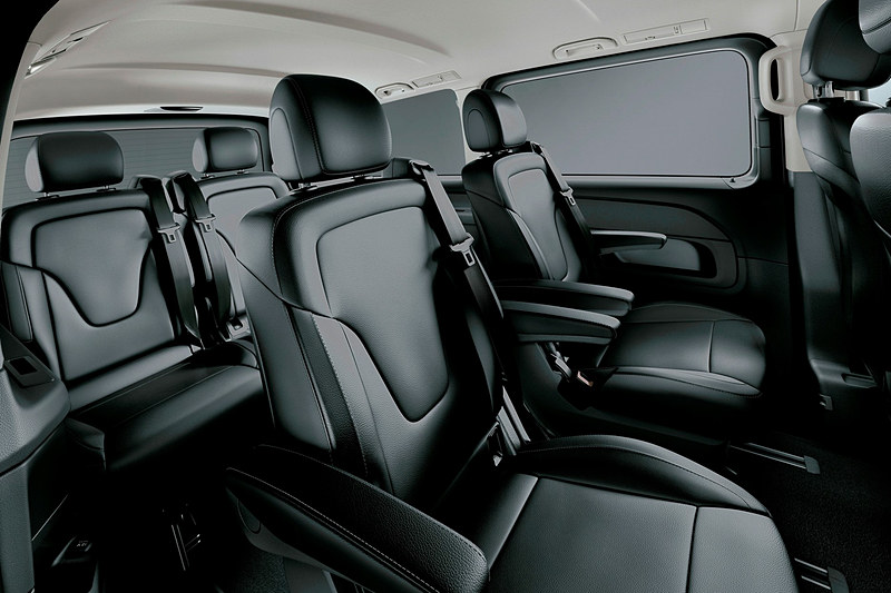 本革シートやリクライニングが可能な3列目ベンチシートを採用するインテリア