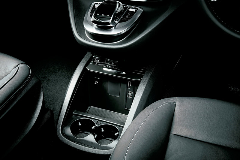 本革シートやリクライニングが可能な3列目ベンチシートを採用するインテリア