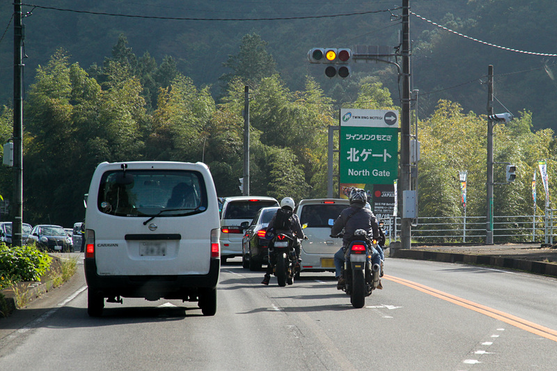 ツインリンクもてぎに集うクルマ、そしてバイク。ついに北ゲートが見えた！