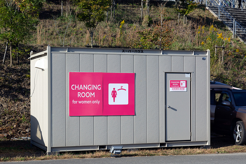女性専用の更衣室。テント泊ならではの気配りか