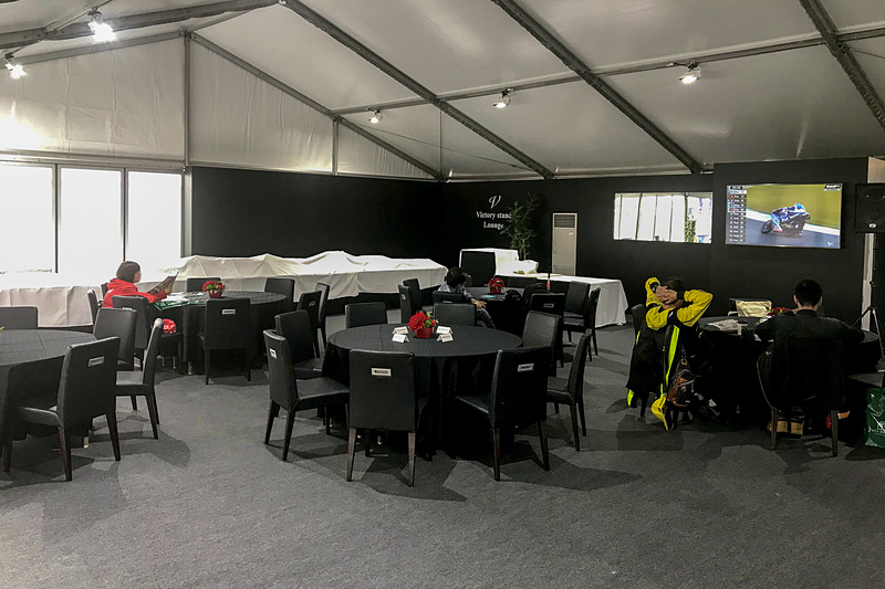 広々としたビクトリースタンドラウンジは空調完備。壁のモニターにはコース上の映像のほか、ラップタイムなども表示されるので、居ながらにしてレースの状況を知ることができる