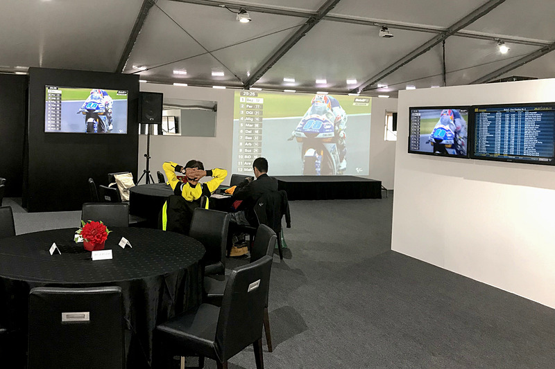 広々としたビクトリースタンドラウンジは空調完備。壁のモニターにはコース上の映像のほか、ラップタイムなども表示されるので、居ながらにしてレースの状況を知ることができる