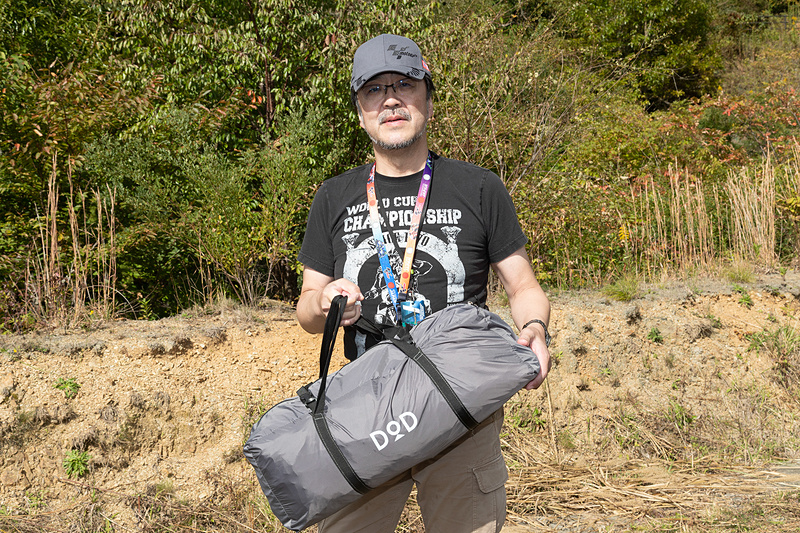 ここからは時系列を無視してテント設営のシーンを紹介。手にしているのは今回のために入手した新しいテント。コンパクトなツーリングテントを選んでみた