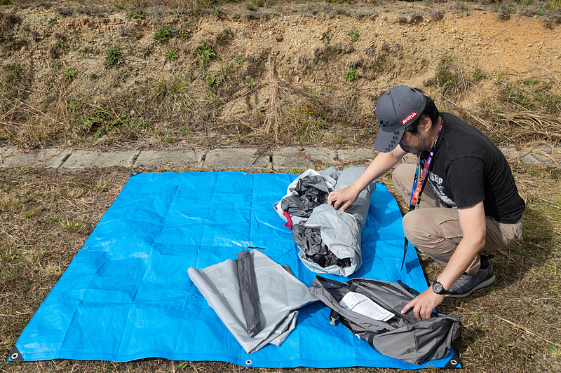ブルーシートの上に中身を広げて……