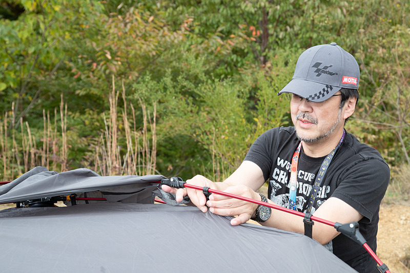 トップカバーを張って……