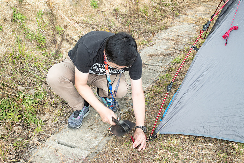 ペグを打って固定して……