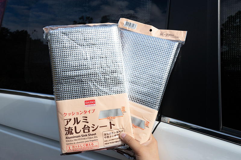 これが秘密兵器、百均の流し台シート。ある程度の遮光性と断熱性を期待できる。安いので使い捨てにしてもいいし、シーツ代わりに敷いてもいい