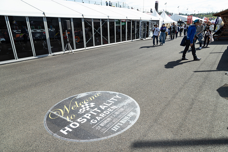 かつてインディカーが走ったスーパースピードウェイに設けられたホスピタリティガーデン。観戦券さえあれば誰でも入ることができる