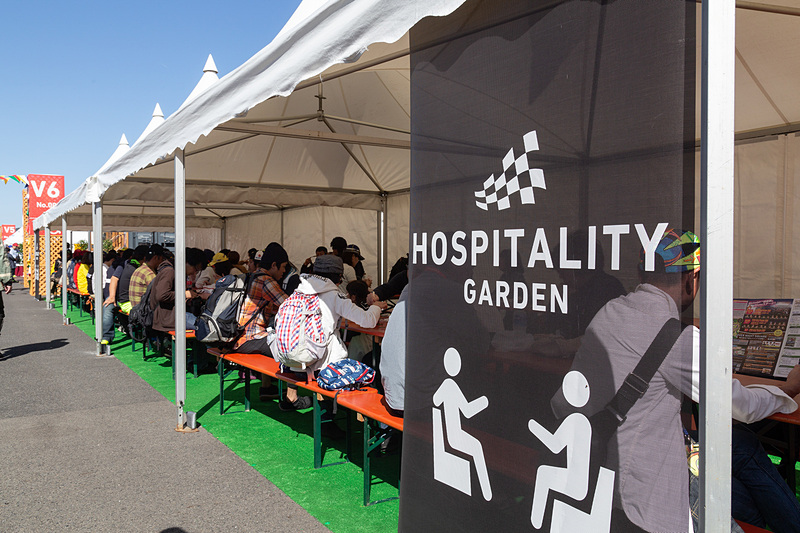 ホスピタリティガーデンに用意された食事スペース