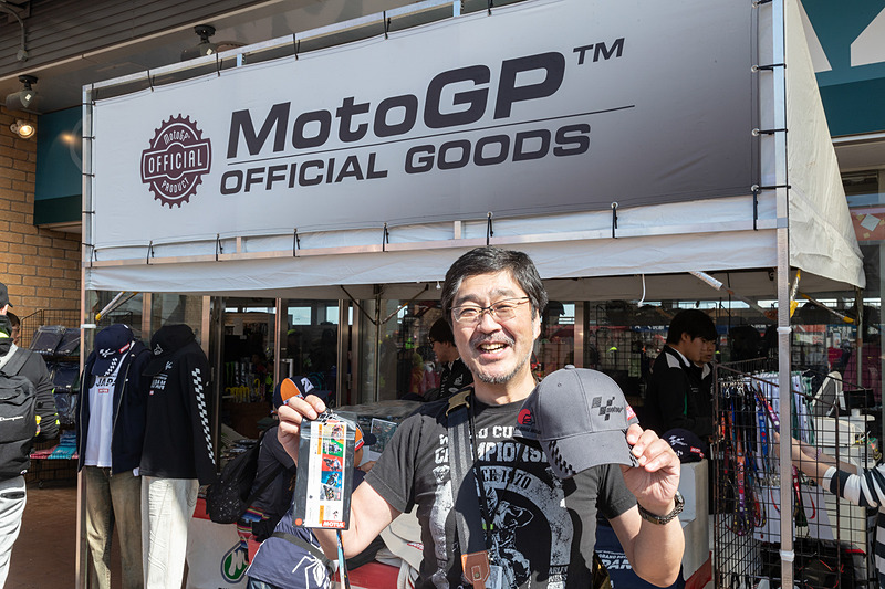 土曜日にツインリンクもてぎ入りしたのだが、秋だというのに夏の日差し。そこでオフィシャルグッズの帽子をゲット。それとMotoGPのパスケース