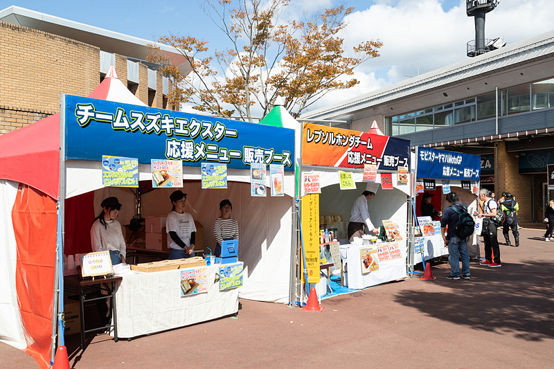 食べて応援!?　応援メニュー販売コーナー。要するにライダーオリジナルステッカーが貰えるワケです