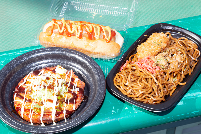 こちらは決勝当日の昼食。ネギ焼きが私、焼きそばがカメラマンさん、そしてホットドッグが編集担当