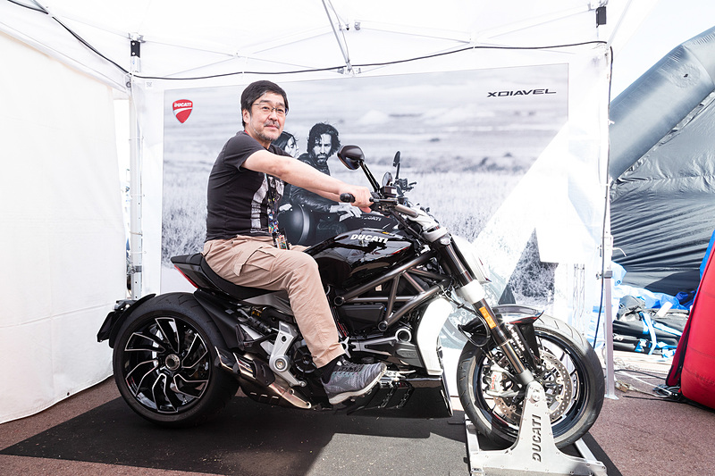 バイクメーカーのブースでは実車に跨がってみることができた。ある意味レアなドゥカティのツーリングモデル
