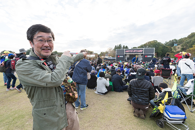 開演前なのだけど、もう人がスゴくないですか？　「写真どうしよう？」と戸惑っているおっさん