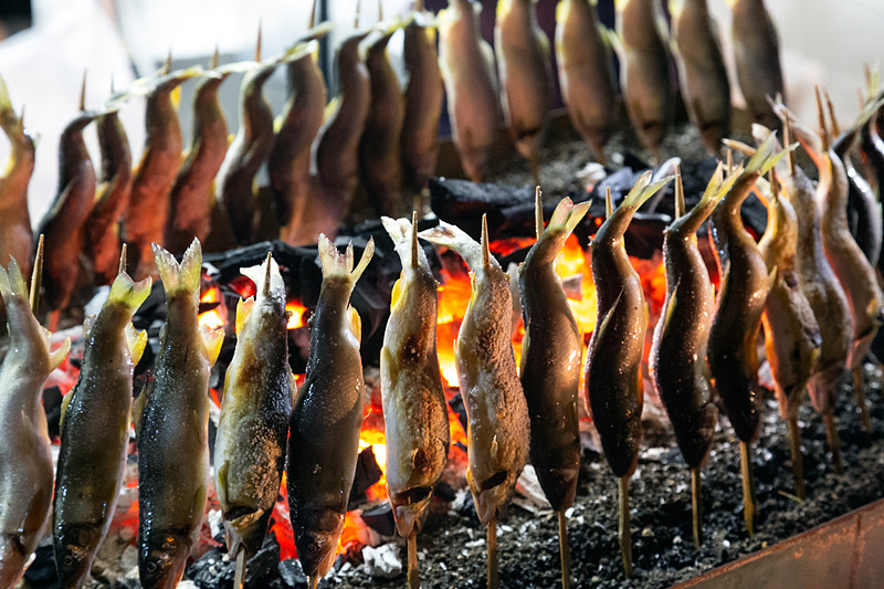 これは絶対食べなくてはと思ったのが那珂川の鮎！　クラフトビールで鮎の塩焼き