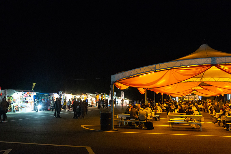 メイン会場に用意された照明、そしてテーブルと椅子