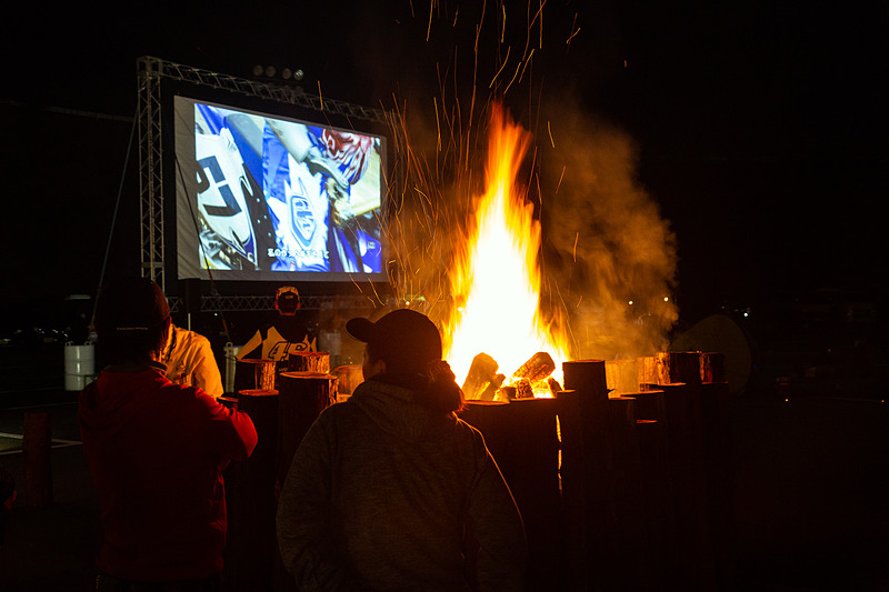 ビッグスクリーンとキャンプファイヤー
