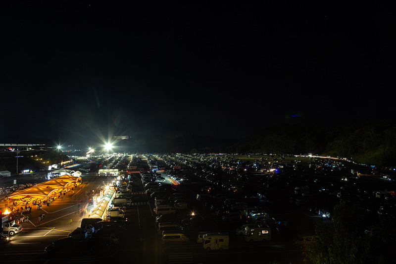 小高い場所から撮影したオーバーナイトスクエア。左の明るい場所がメイン会場、左手が語らいエリア、奥が休憩エリアになる