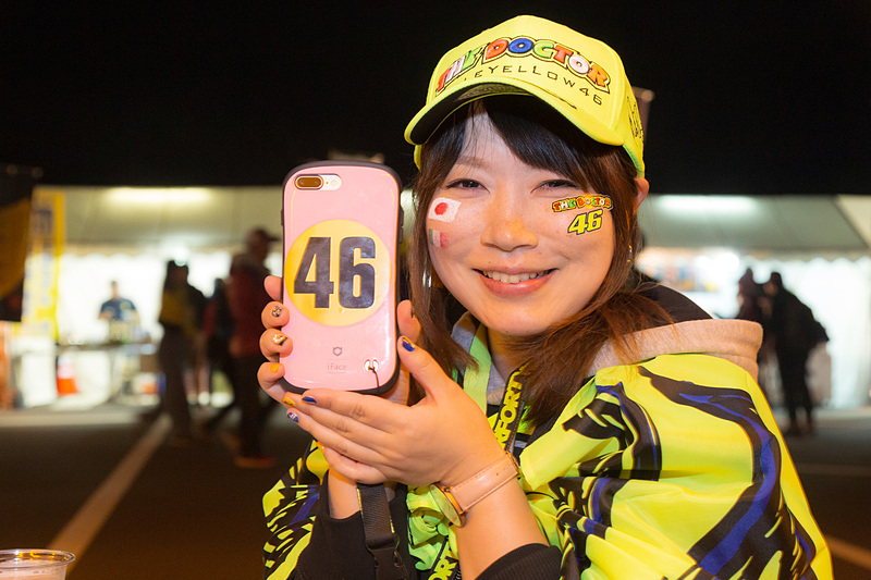 ギアからスマホまで、何から何までロッシ色。明日は楽しんでください