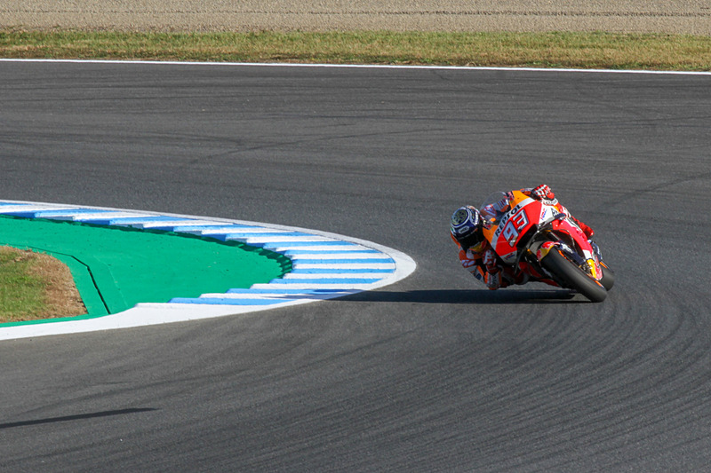 昔は「膝を擦る」なんて言ってたけど、今は「肘を擦る」だもんなあ……