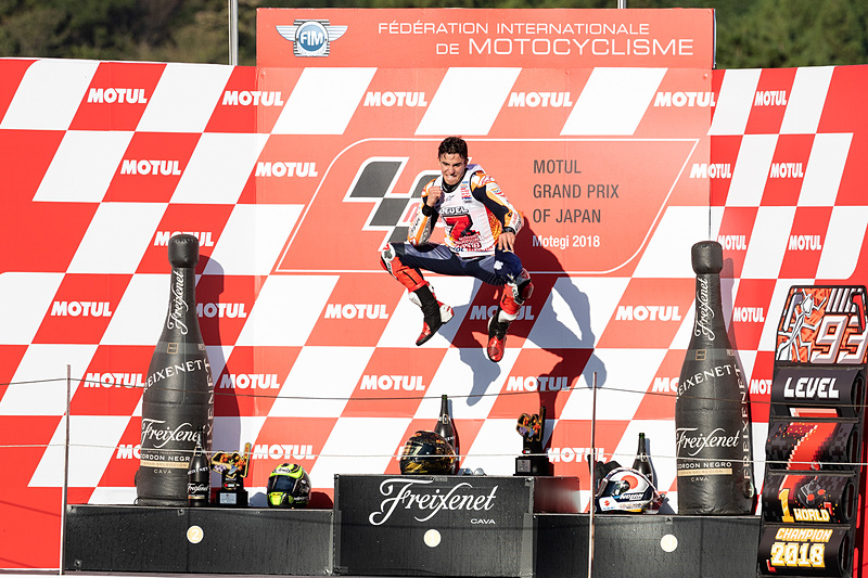 マルケス選手の喜びはイコール観客の喜びとなる。飛びすぎでしょう、マルケスさん