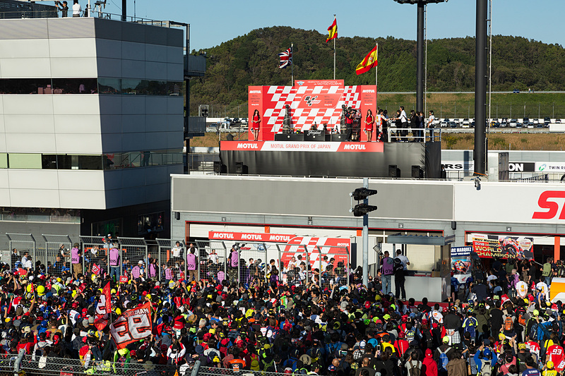 スタンドから見たセレブレーションアリーナの様子。さて「高橋を探せ！」のお時間です。この観衆の中に私がいます（注：自分でも見つけられませんでした）