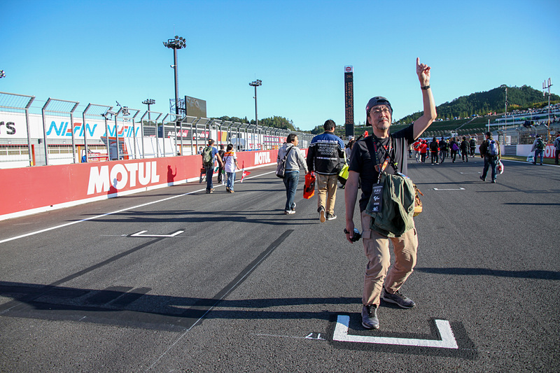 コースに出たのだから記念撮影。17番グリッドではしゃぐおっさんの図