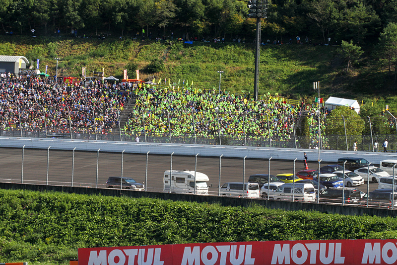 実に分かりやすいロッシ応援席。というか言われなくても「あそこにはロッシのファンが集まっている」と分かる