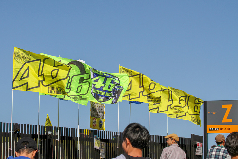 実に分かりやすいロッシ応援席。というか言われなくても「あそこにはロッシのファンが集まっている」と分かる