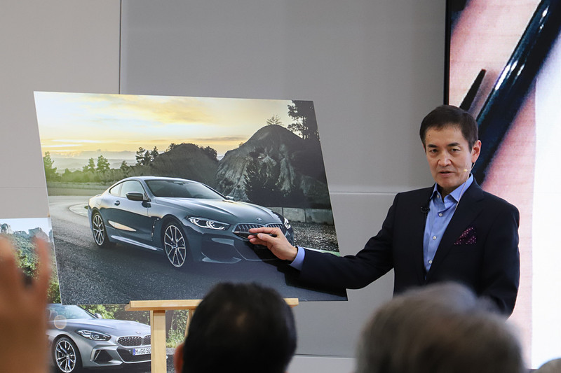 ロー＆ワイドでスポーツクーペらしいデザインの新型「8シリーズ」は、頂点が下方に位置するキドニーグリルと、キドニーグリルの上に少し斜めがかって配置されたヘッドライトがスポーティなイメージアイコンとなる