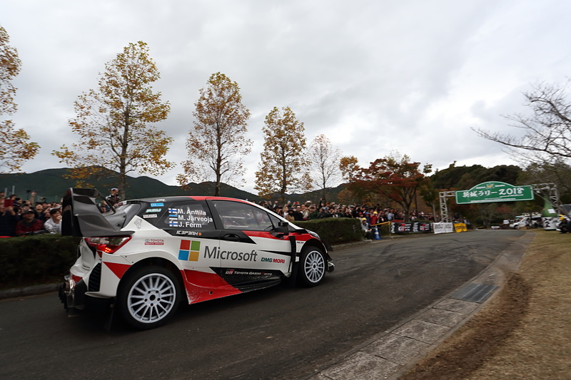 本物のWRCマシンの注目度は高く、コースサイドには多くのファンが詰め掛けた