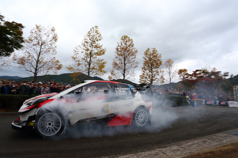 本物のWRCマシンの注目度は高く、コースサイドには多くのファンが詰め掛けた