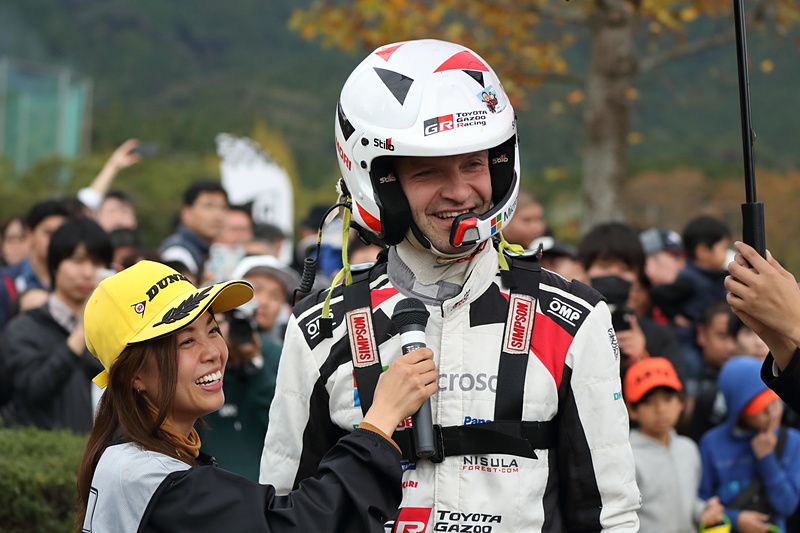 本物のWRCマシンの注目度は高く、コースサイドには多くのファンが詰め掛けた