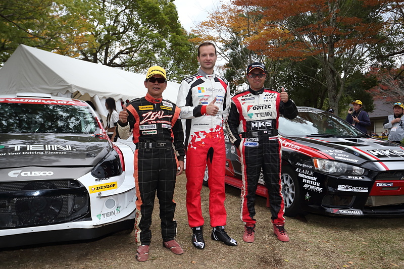 2人の国内ダートトライアル選手権チャンピオンと盛り上がるハンニネン選手。記念写真は左が炭山義昭選手、右が田口勝彦選手