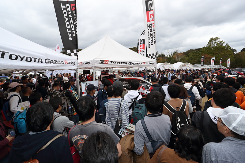 展示中でも、ひとたびエンジンを始動すればご覧の人垣